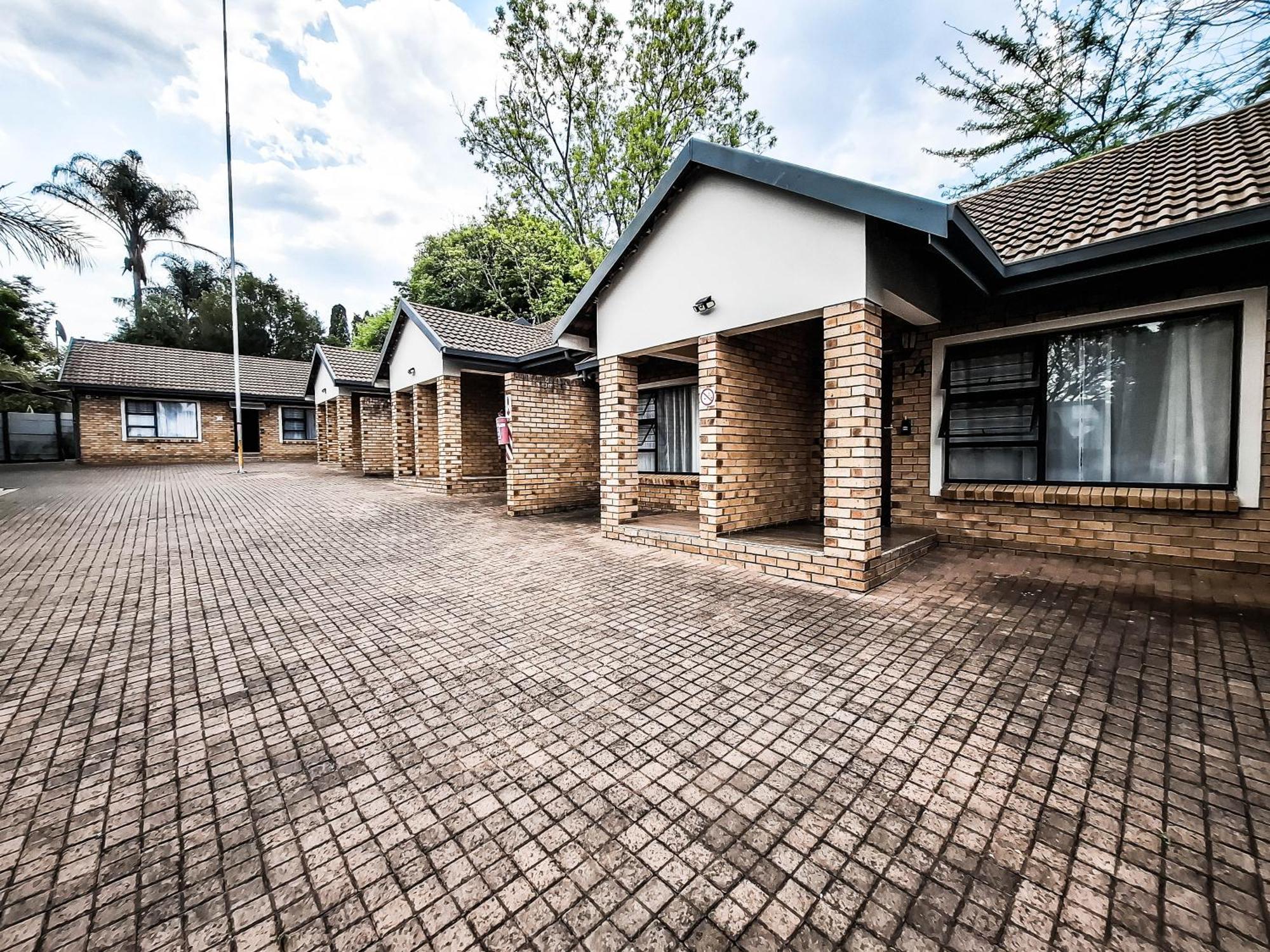 B At Home Guest House Piet Retief Exterior foto